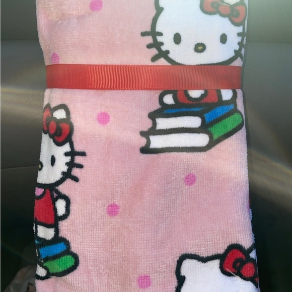 NEW Hello Kitty 2Pack Hand Towels - Picture 2 of 2